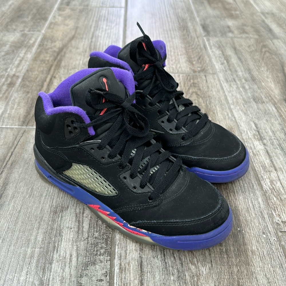 Boys Jordan 5 Raptors. US 5.5